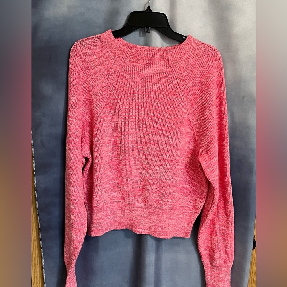 Free People pink long sleeved crew neck sweater size M - in like new condition!!